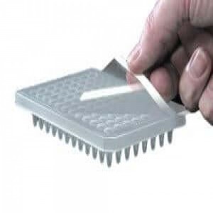 Selo para veda&ccedil;&atilde;o de microplacas em poli&eacute;ster adesivo